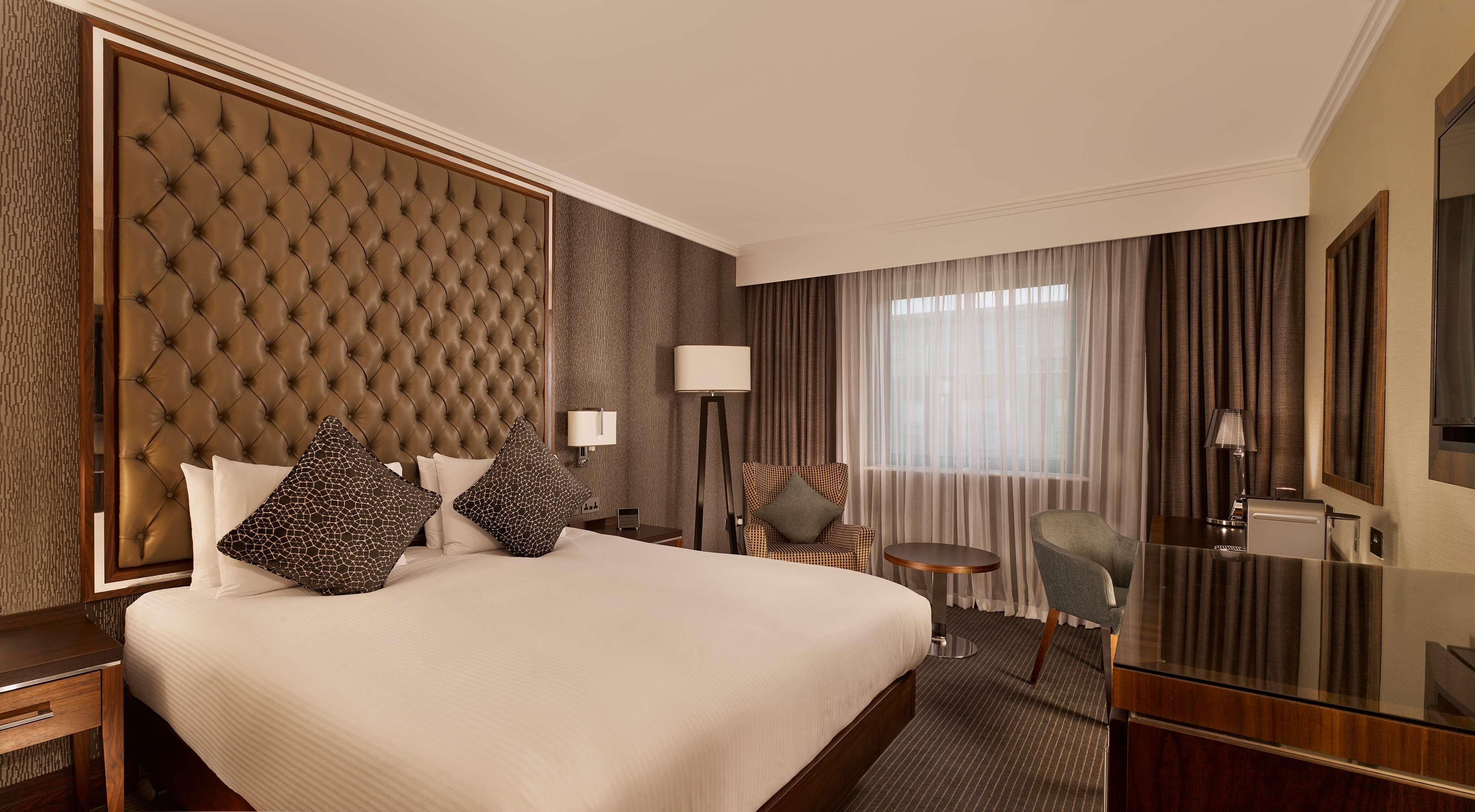 מלון Doubletree By Hilton ווקינג מראה חיצוני תמונה