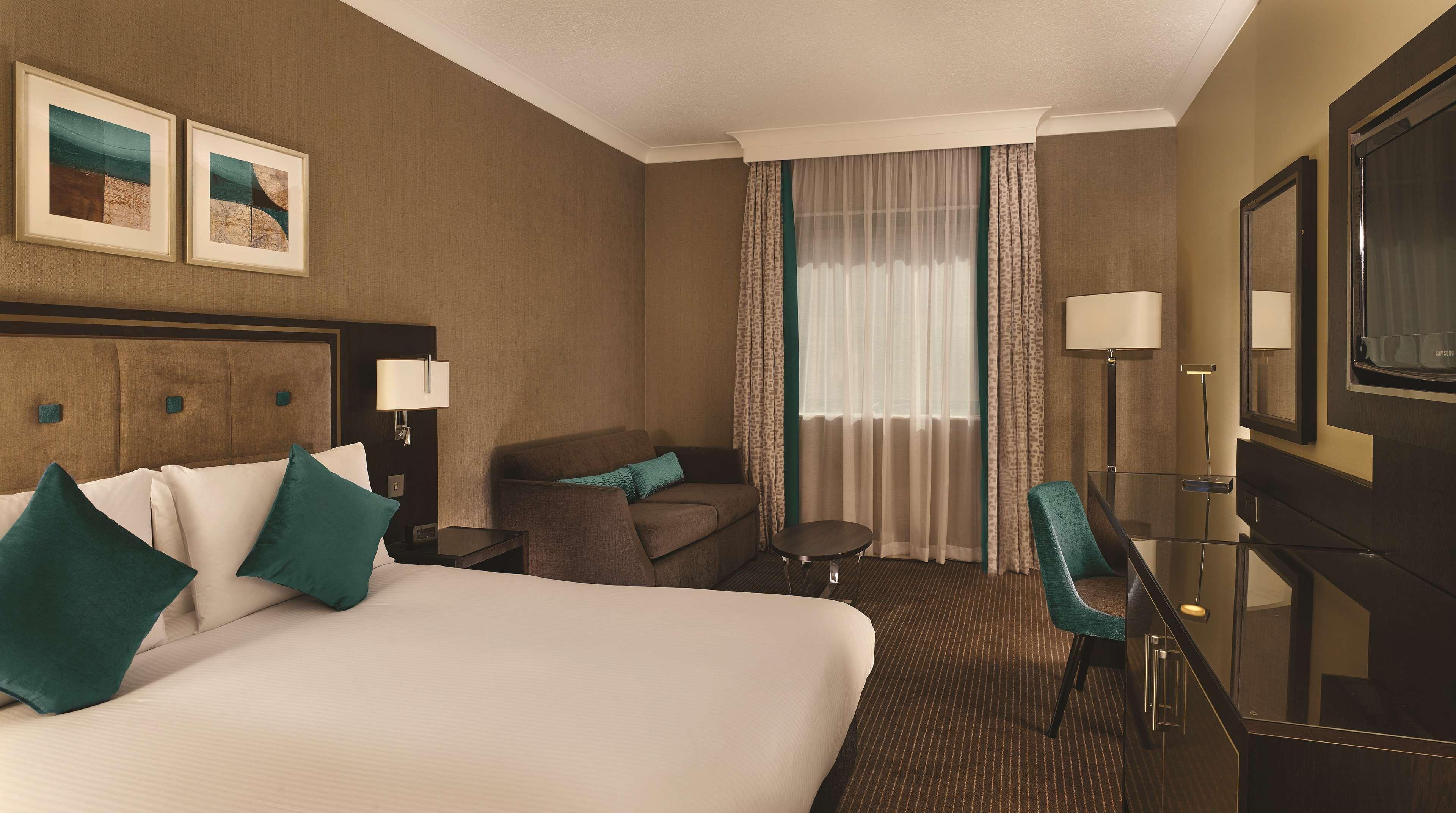 מלון Doubletree By Hilton ווקינג מראה חיצוני תמונה