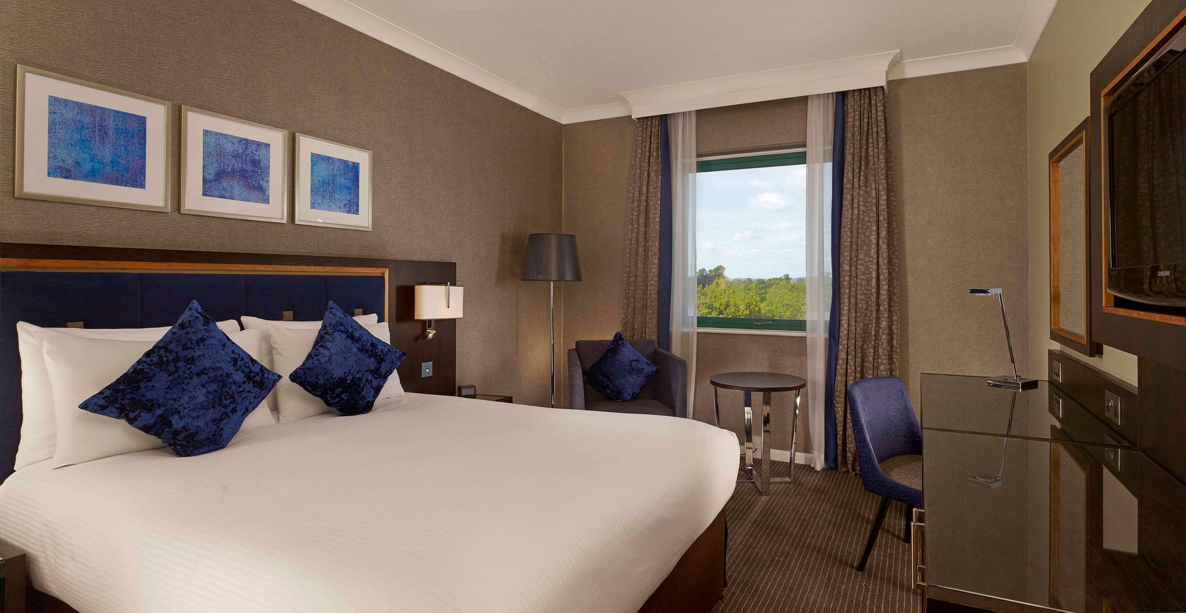 מלון Doubletree By Hilton ווקינג מראה חיצוני תמונה