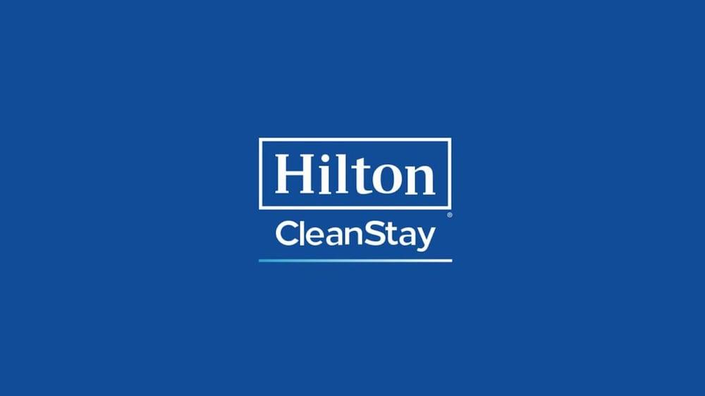 מלון Doubletree By Hilton ווקינג מראה חיצוני תמונה