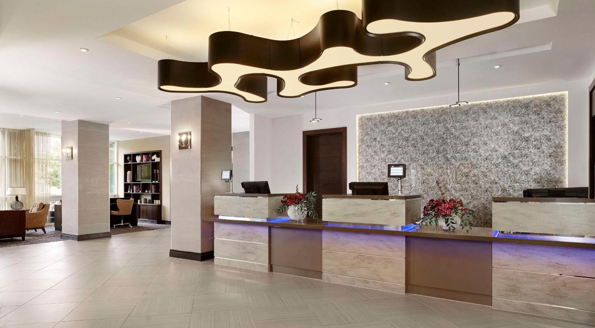 מלון Doubletree By Hilton ווקינג מראה חיצוני תמונה