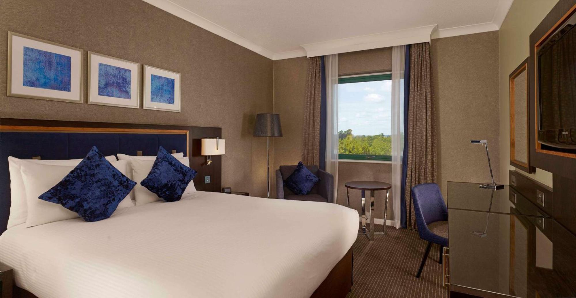 מלון Doubletree By Hilton ווקינג מראה חיצוני תמונה
