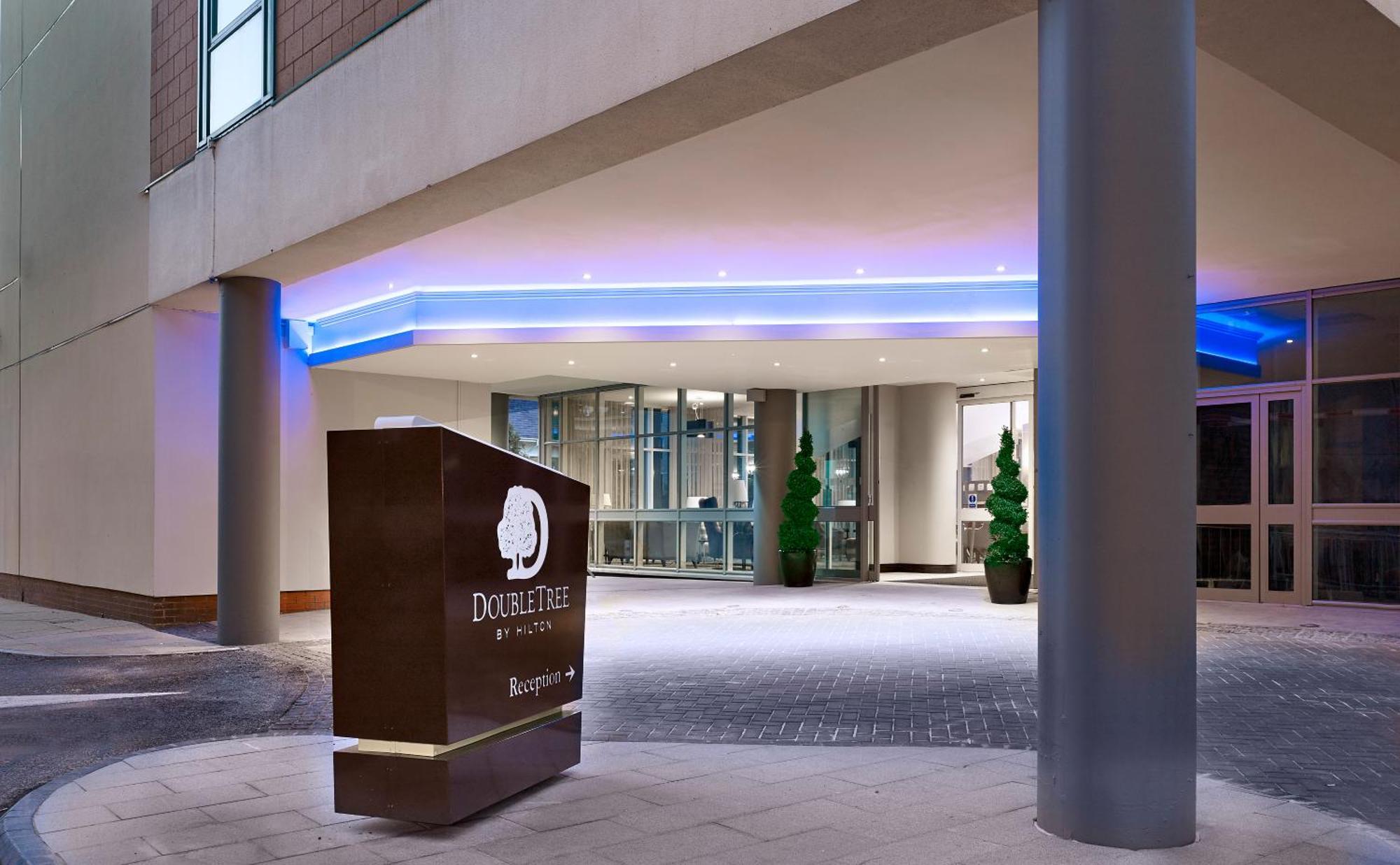 מלון Doubletree By Hilton ווקינג מראה חיצוני תמונה