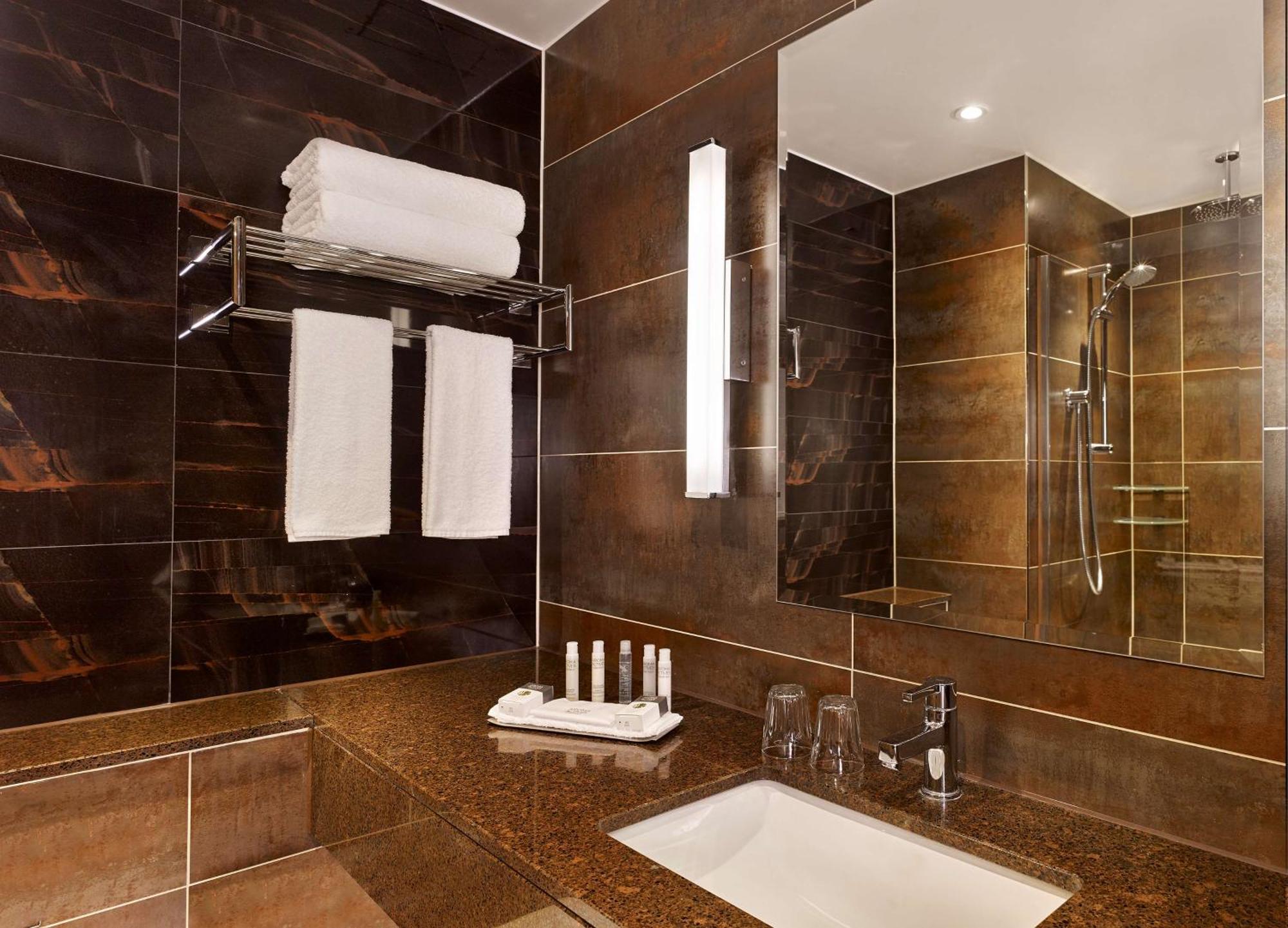 מלון Doubletree By Hilton ווקינג מראה חיצוני תמונה