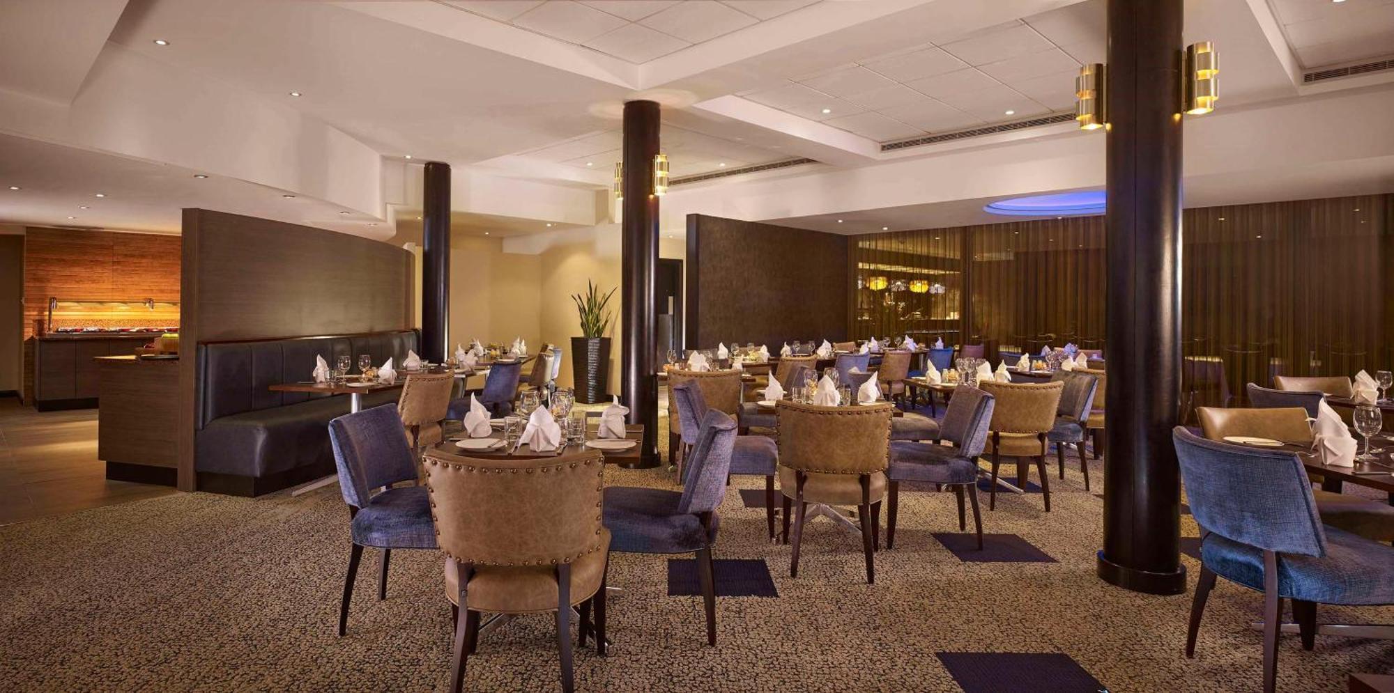 מלון Doubletree By Hilton ווקינג מראה חיצוני תמונה