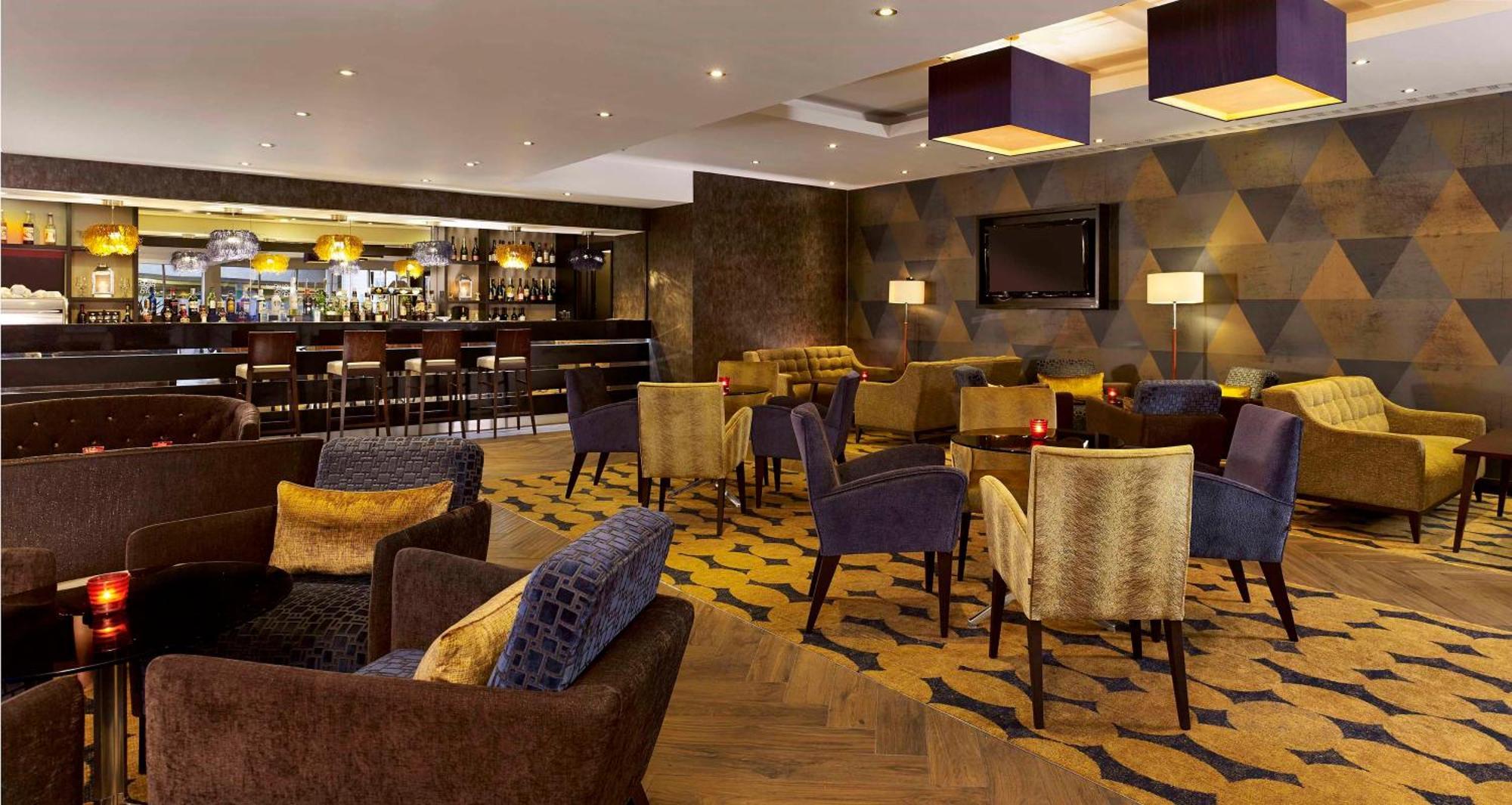מלון Doubletree By Hilton ווקינג מראה חיצוני תמונה