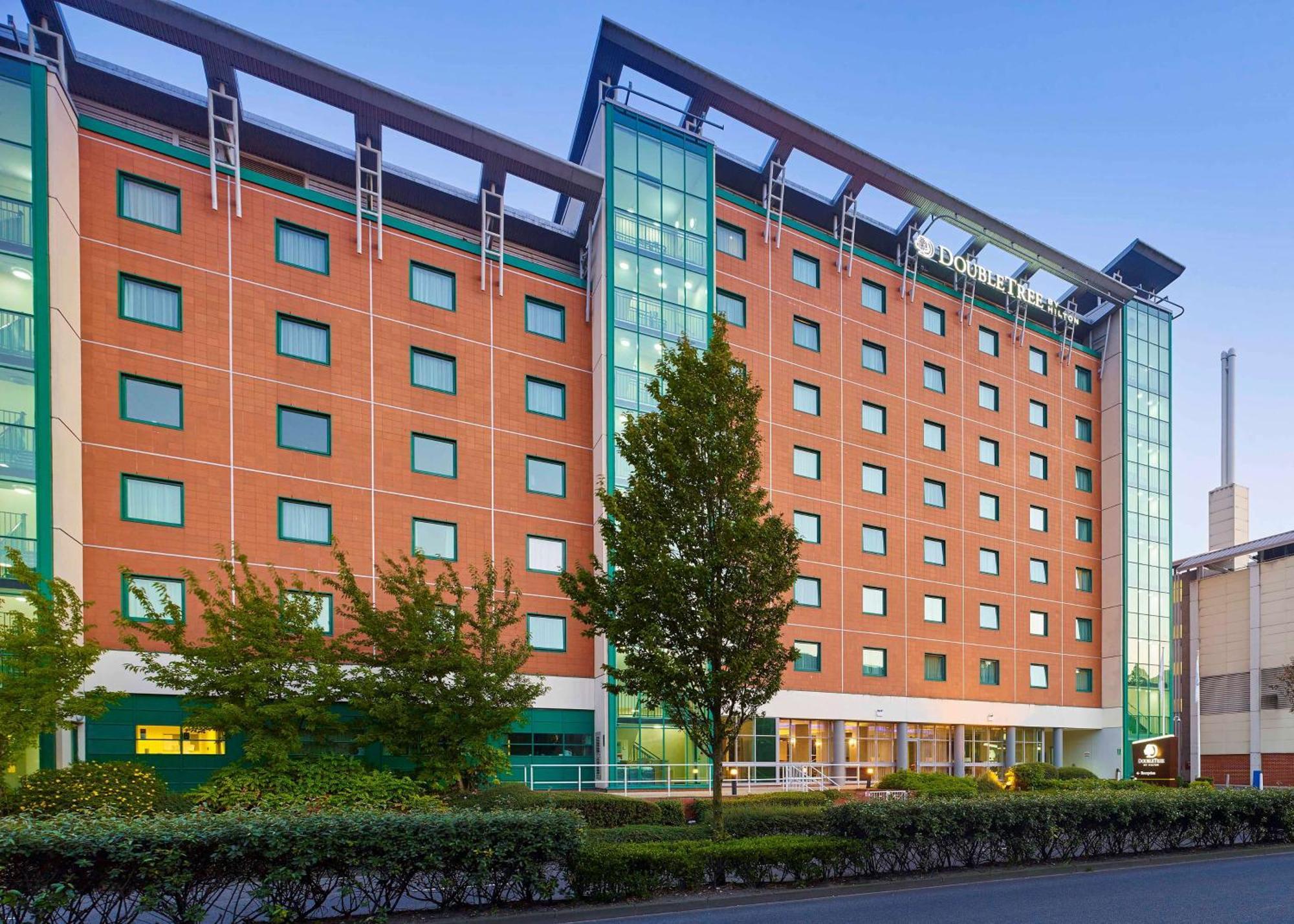 מלון Doubletree By Hilton ווקינג מראה חיצוני תמונה