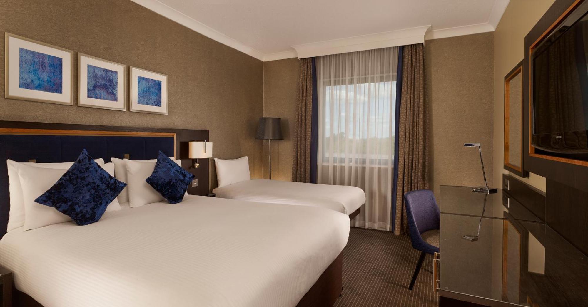 מלון Doubletree By Hilton ווקינג מראה חיצוני תמונה