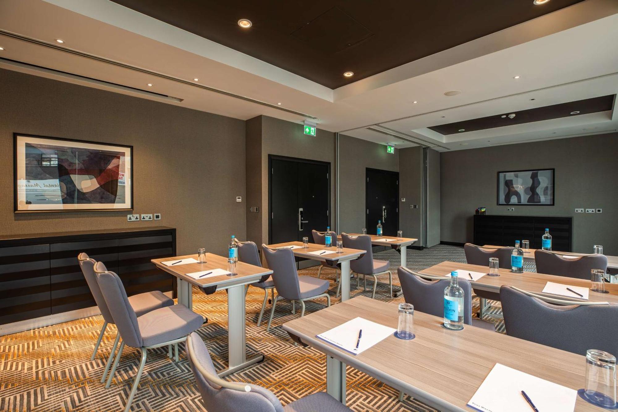 מלון Doubletree By Hilton ווקינג מראה חיצוני תמונה