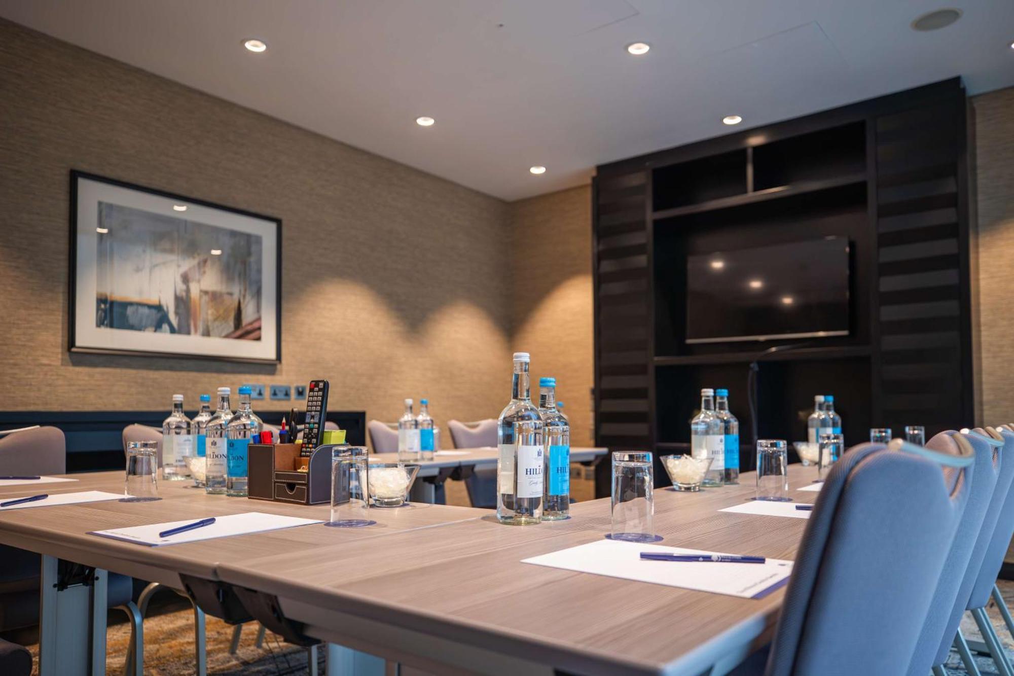 מלון Doubletree By Hilton ווקינג מראה חיצוני תמונה