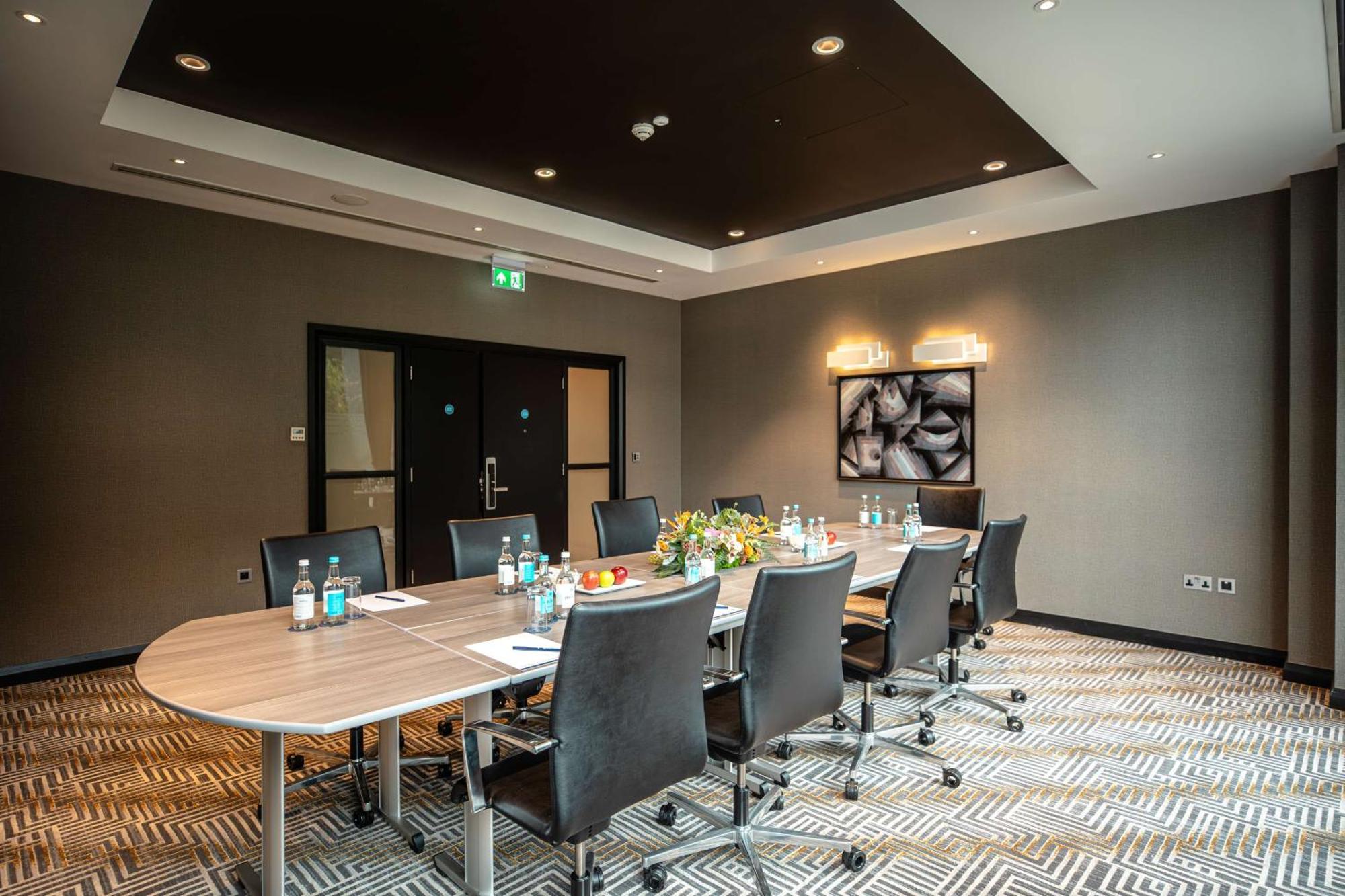 מלון Doubletree By Hilton ווקינג מראה חיצוני תמונה