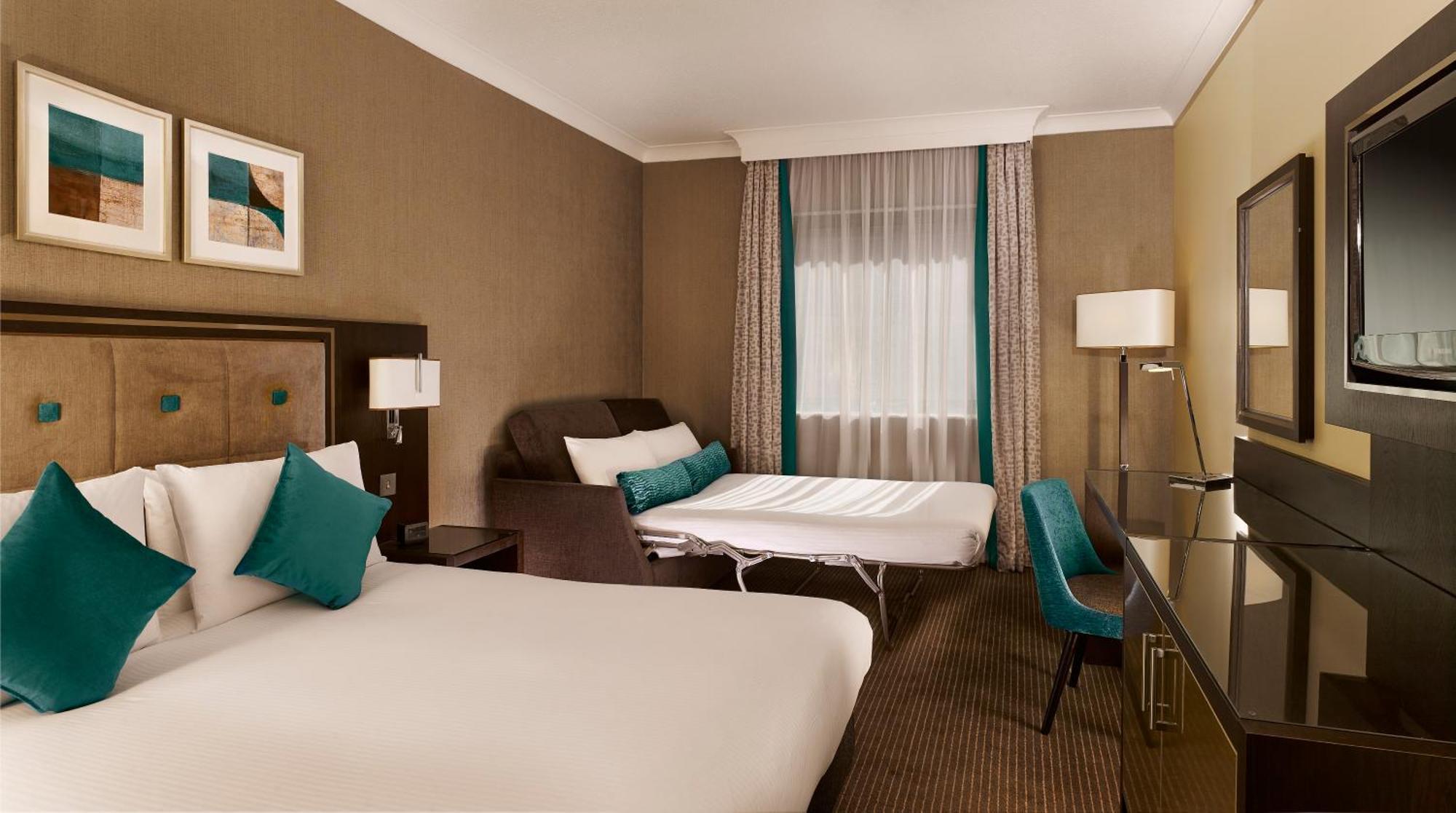 מלון Doubletree By Hilton ווקינג מראה חיצוני תמונה