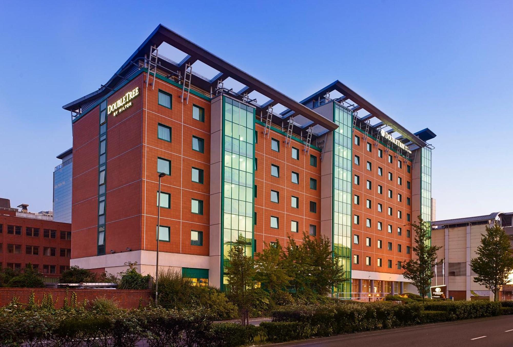 מלון Doubletree By Hilton ווקינג מראה חיצוני תמונה