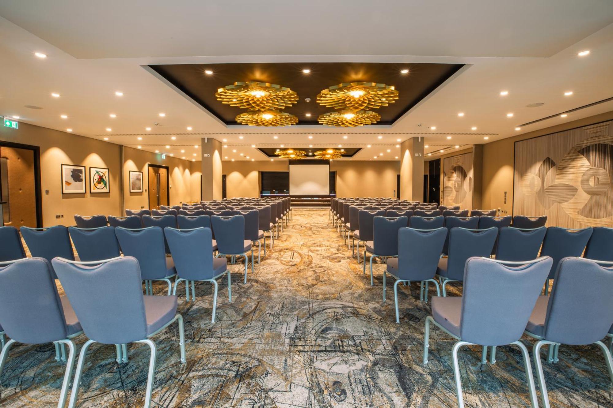 מלון Doubletree By Hilton ווקינג מראה חיצוני תמונה