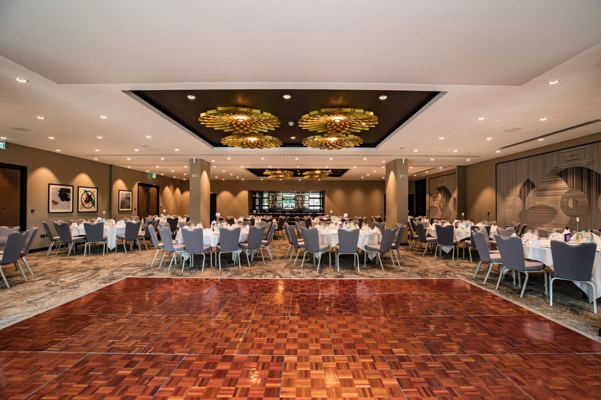מלון Doubletree By Hilton ווקינג מראה חיצוני תמונה