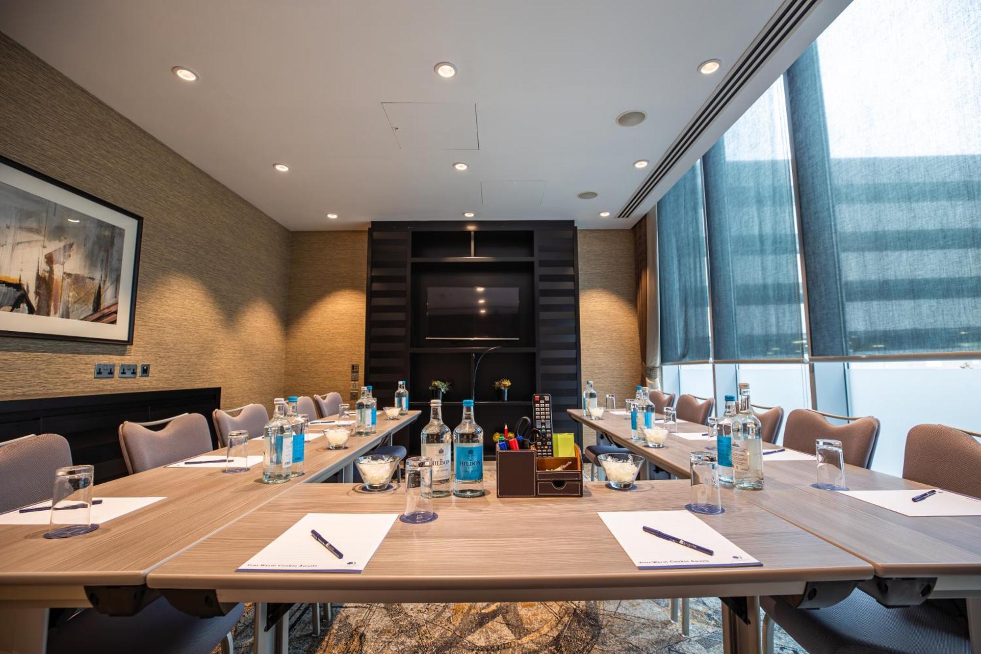 מלון Doubletree By Hilton ווקינג מראה חיצוני תמונה
