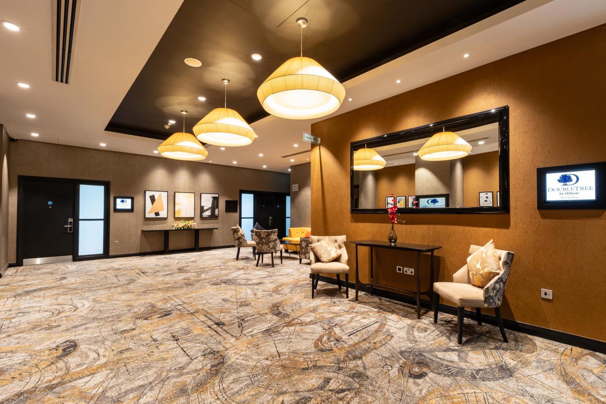 מלון Doubletree By Hilton ווקינג מראה חיצוני תמונה