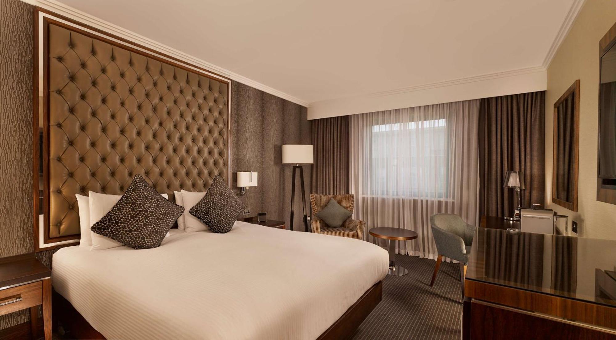 מלון Doubletree By Hilton ווקינג מראה חיצוני תמונה