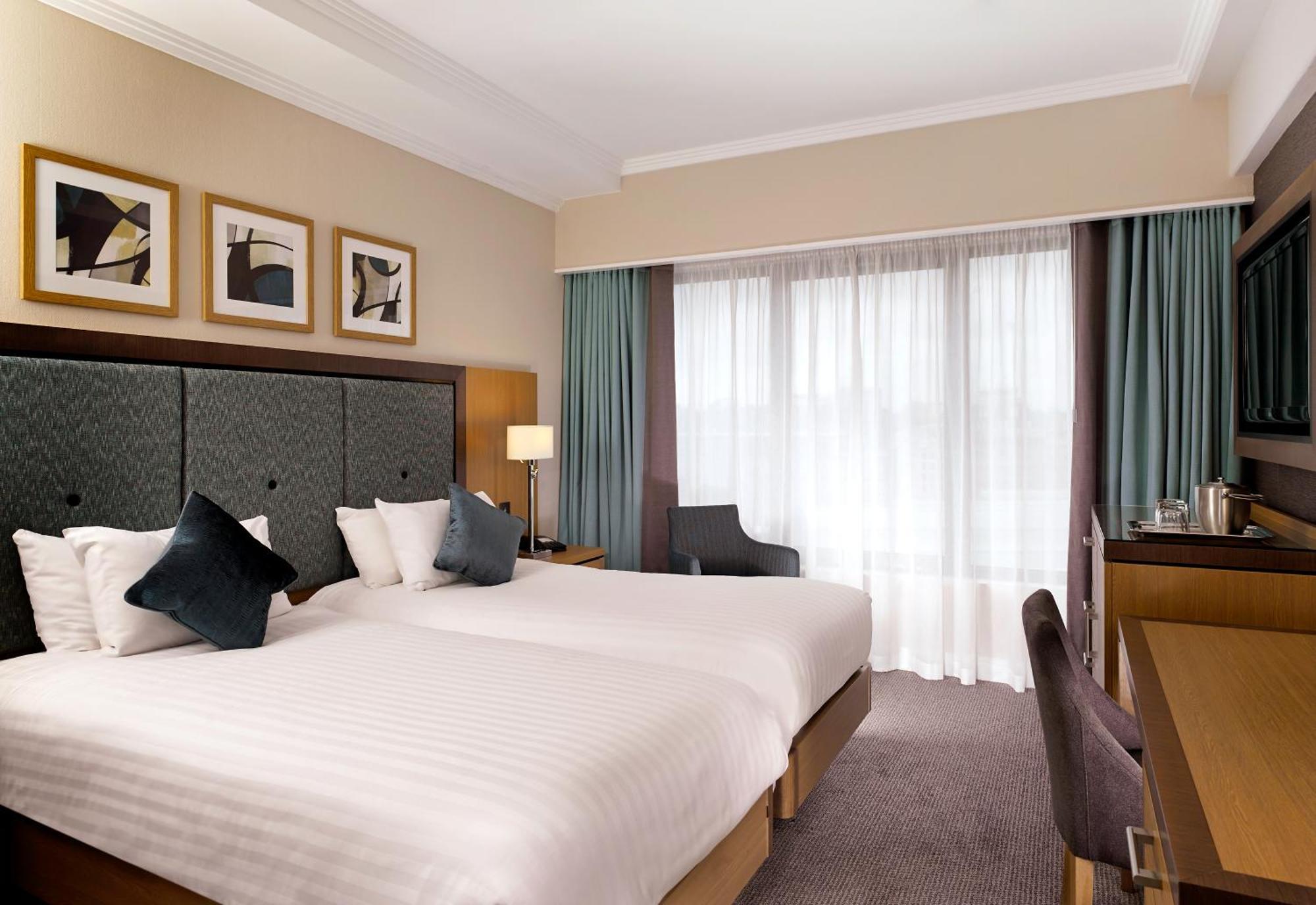 מלון Doubletree By Hilton ווקינג מראה חיצוני תמונה