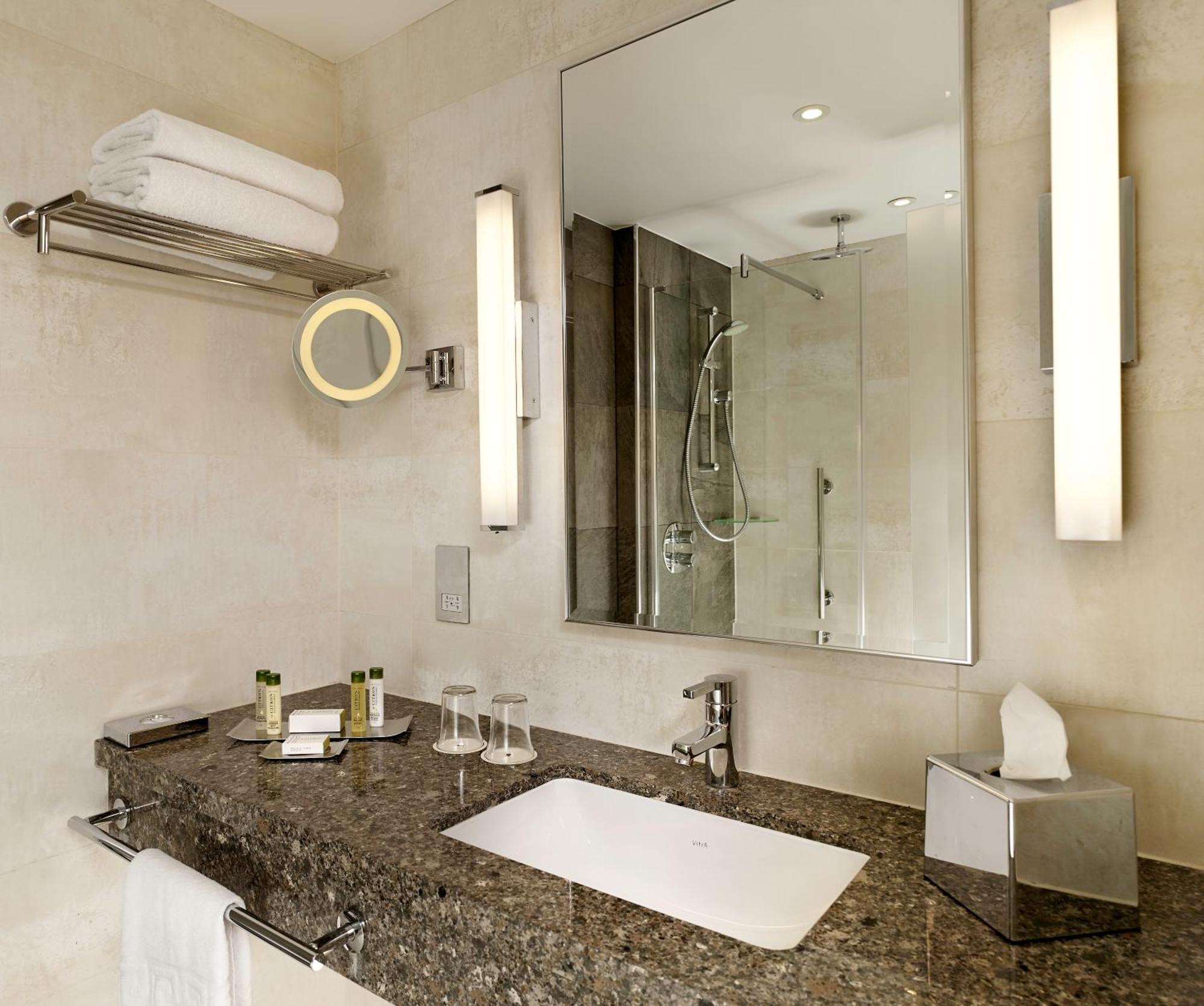 מלון Doubletree By Hilton ווקינג מראה חיצוני תמונה