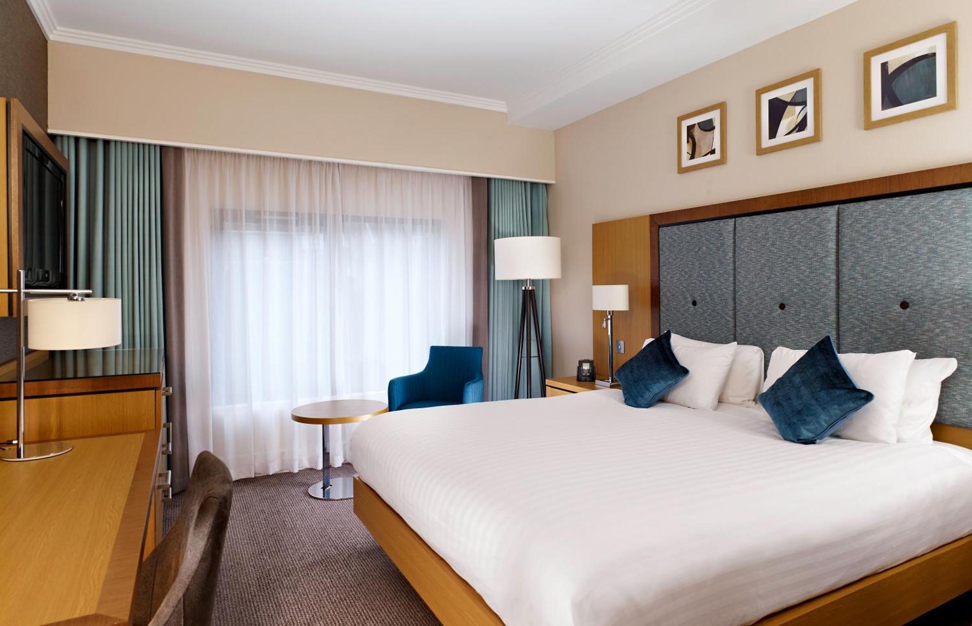 מלון Doubletree By Hilton ווקינג מראה חיצוני תמונה