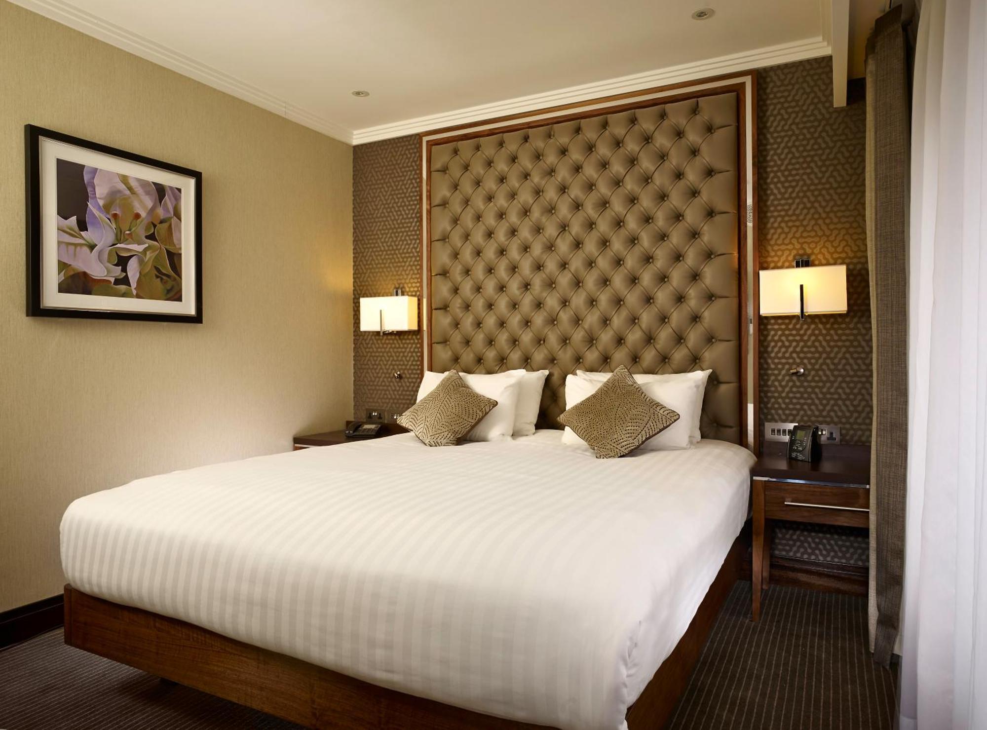 מלון Doubletree By Hilton ווקינג מראה חיצוני תמונה