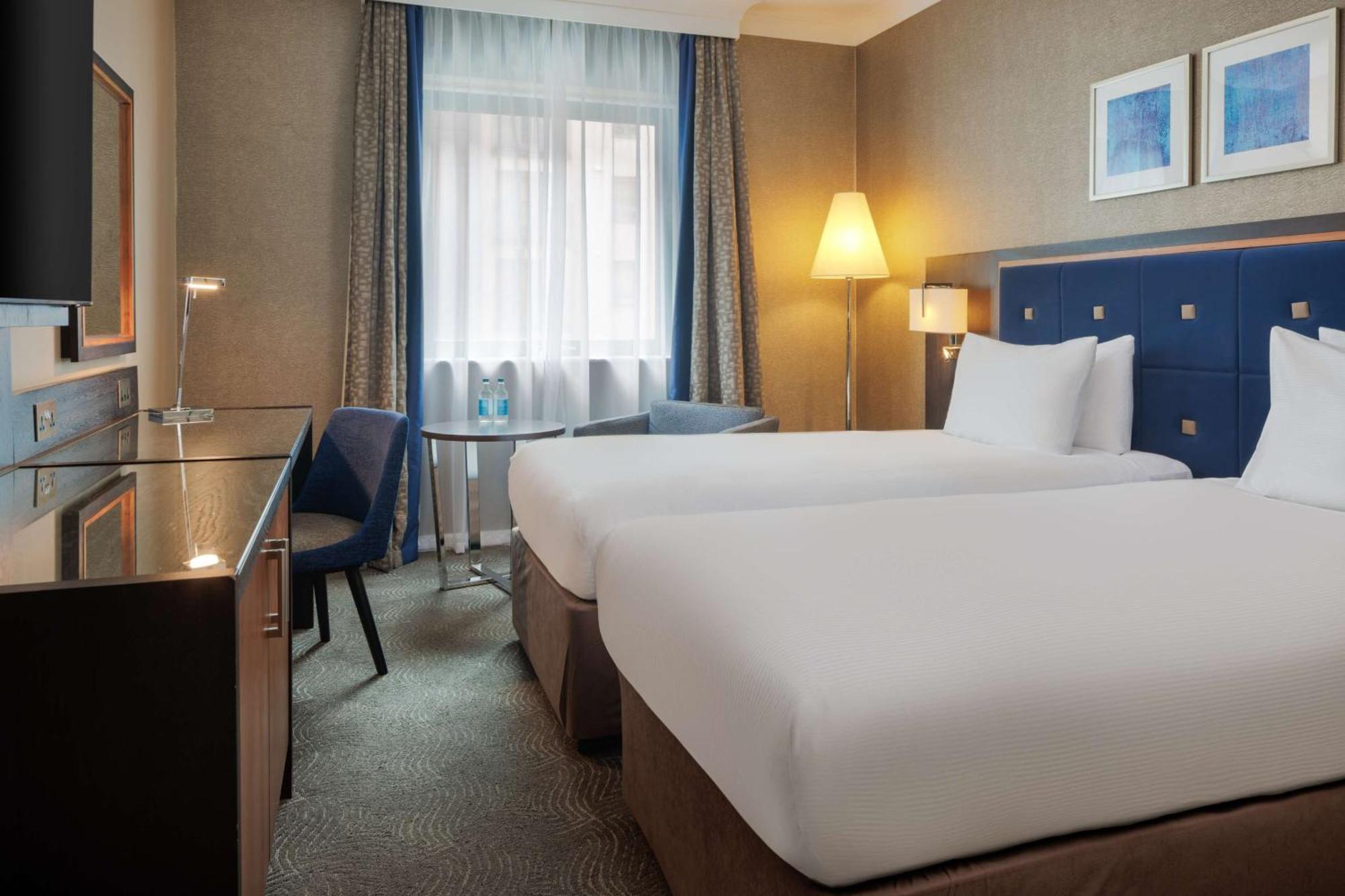 מלון Doubletree By Hilton ווקינג מראה חיצוני תמונה