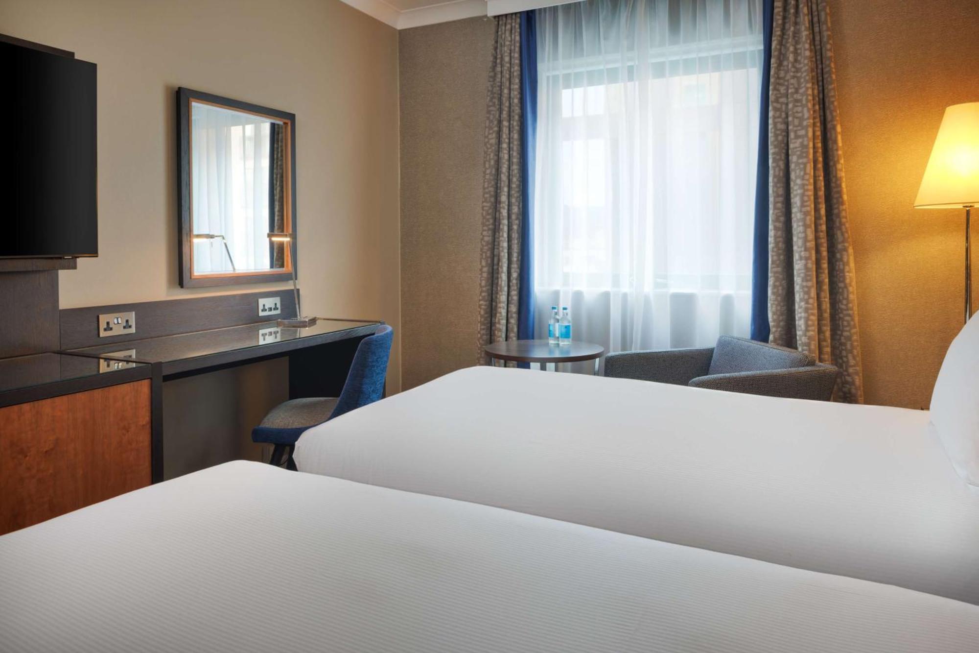 מלון Doubletree By Hilton ווקינג מראה חיצוני תמונה