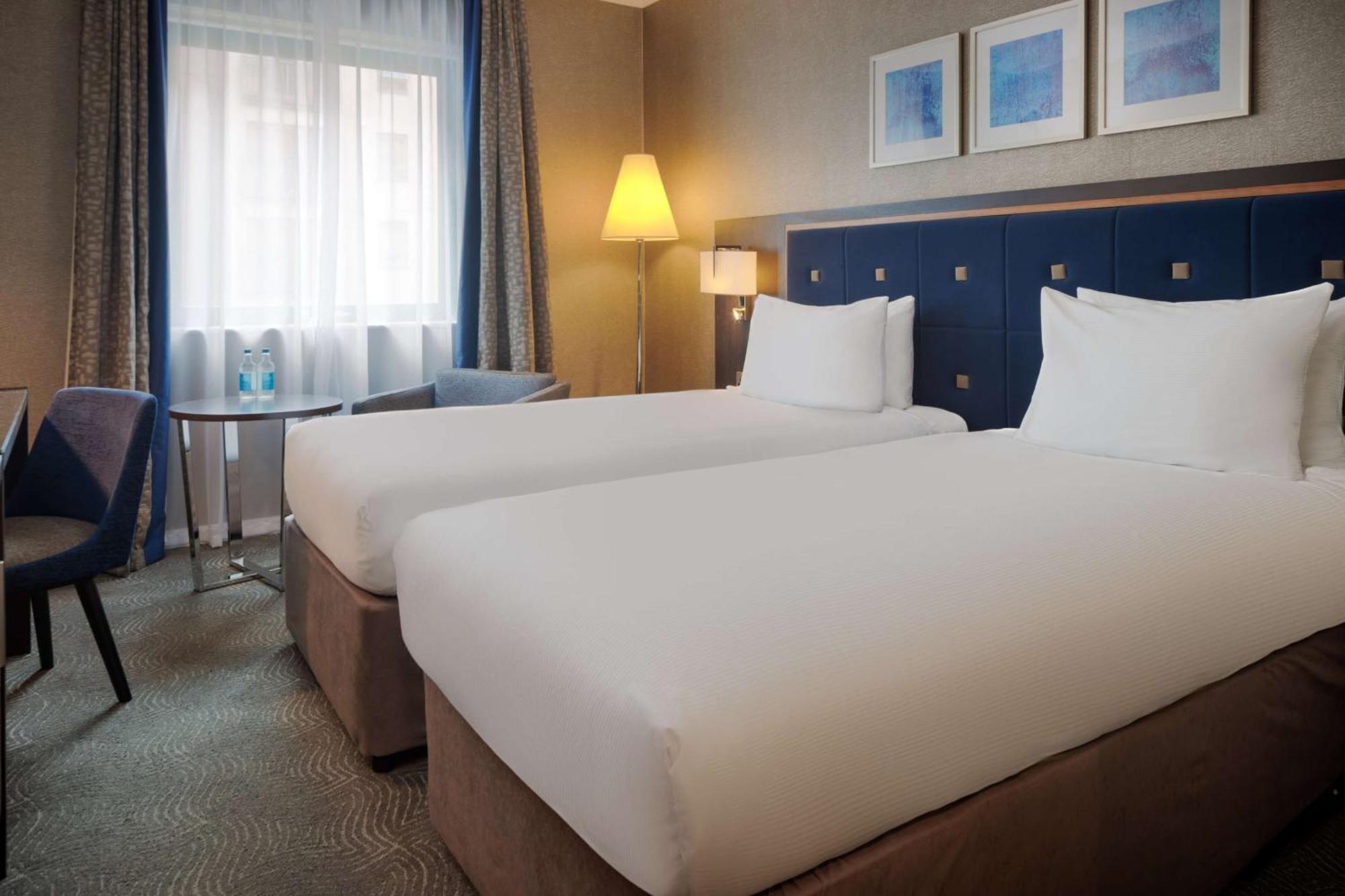 מלון Doubletree By Hilton ווקינג מראה חיצוני תמונה