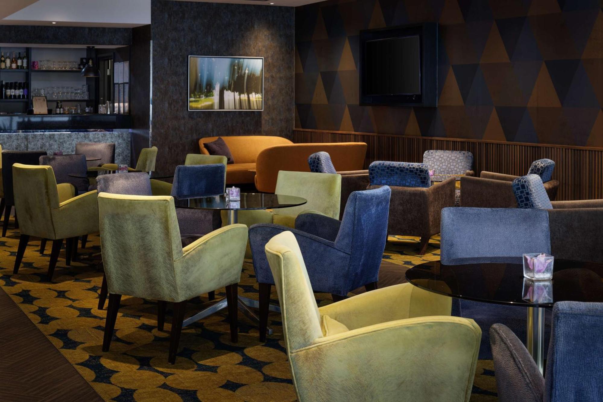 מלון Doubletree By Hilton ווקינג מראה חיצוני תמונה