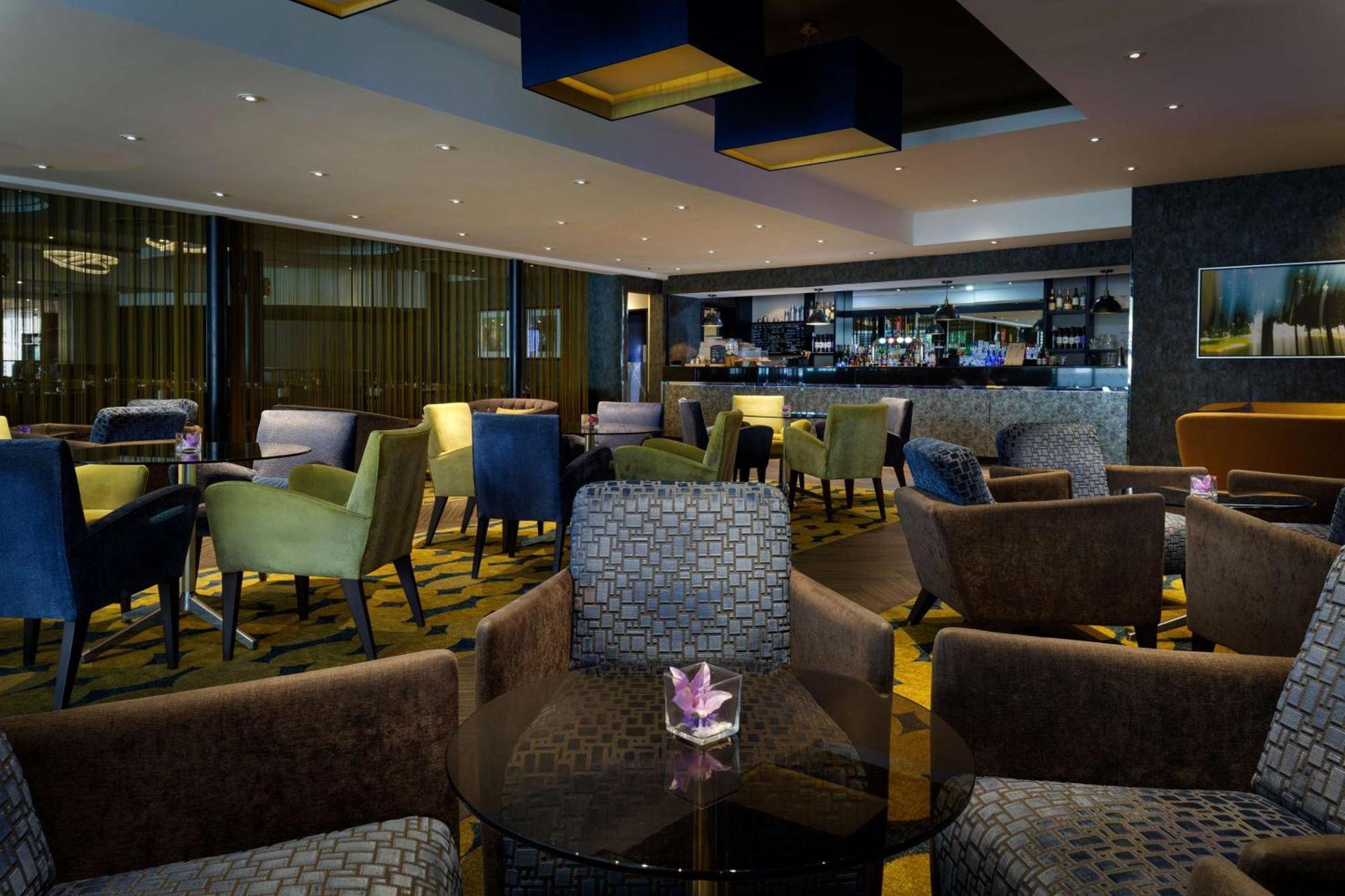 מלון Doubletree By Hilton ווקינג מראה חיצוני תמונה