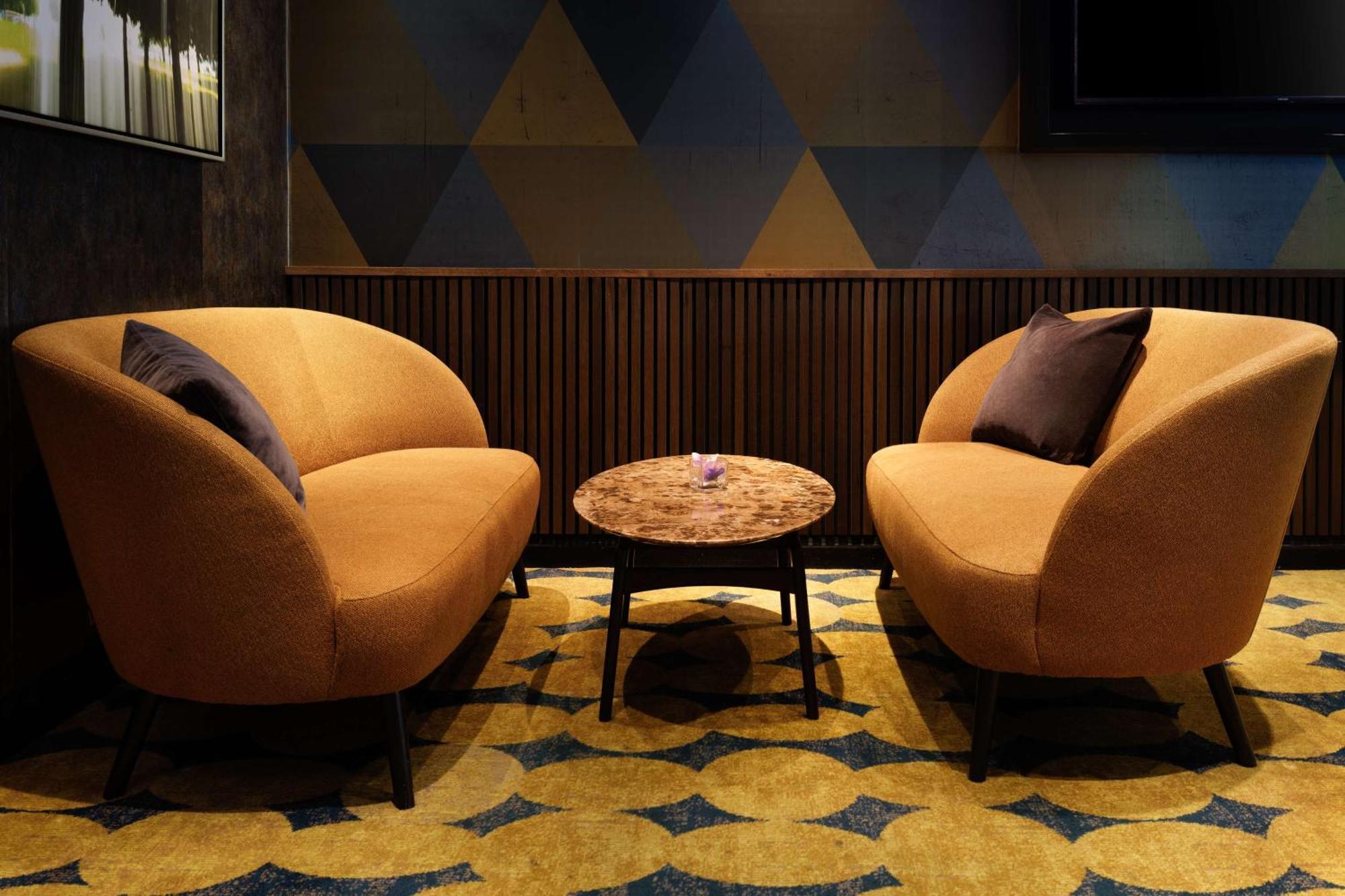 מלון Doubletree By Hilton ווקינג מראה חיצוני תמונה