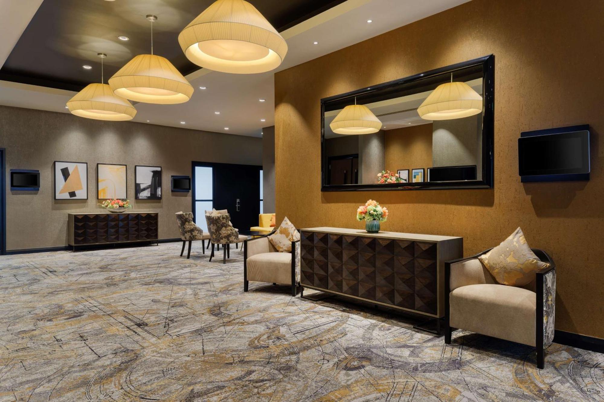 מלון Doubletree By Hilton ווקינג מראה חיצוני תמונה