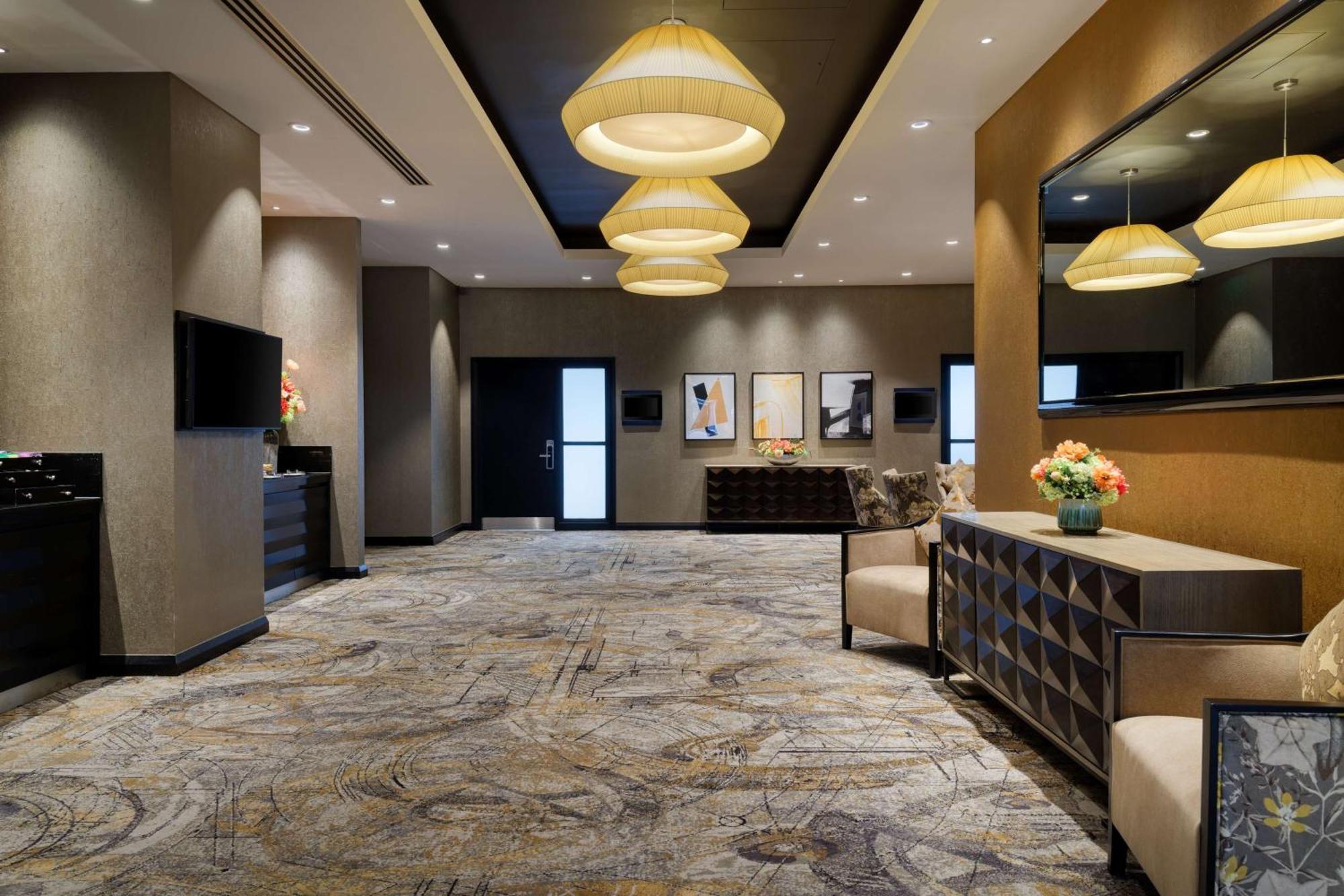 מלון Doubletree By Hilton ווקינג מראה חיצוני תמונה