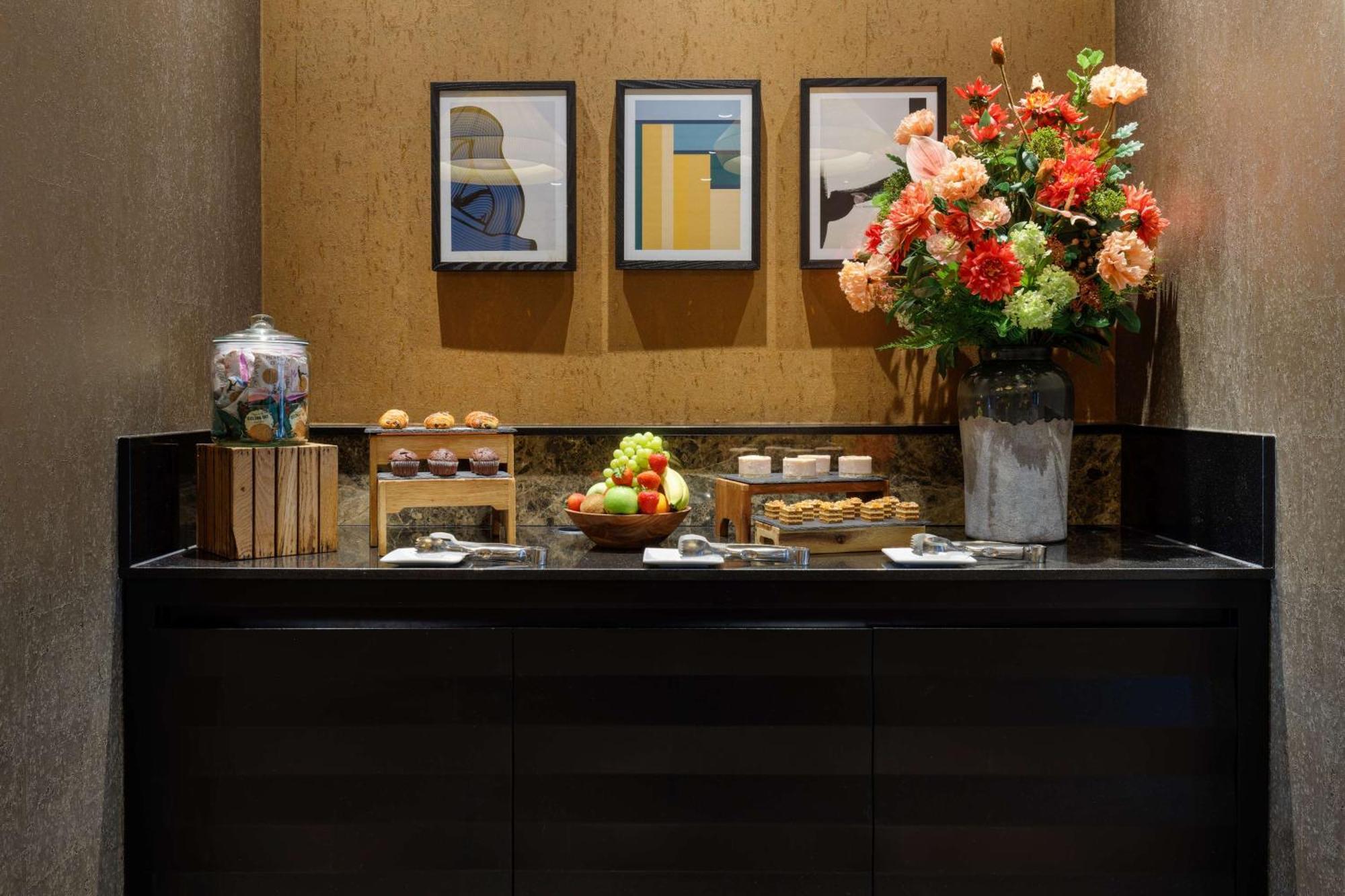 מלון Doubletree By Hilton ווקינג מראה חיצוני תמונה