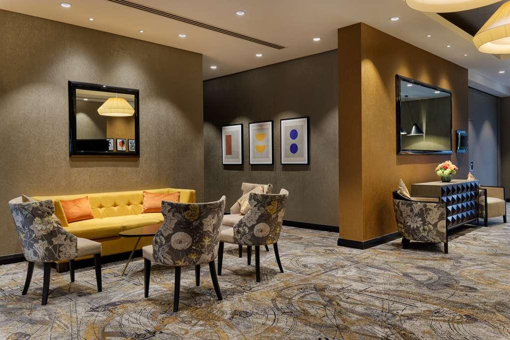 מלון Doubletree By Hilton ווקינג מראה פנימי תמונה