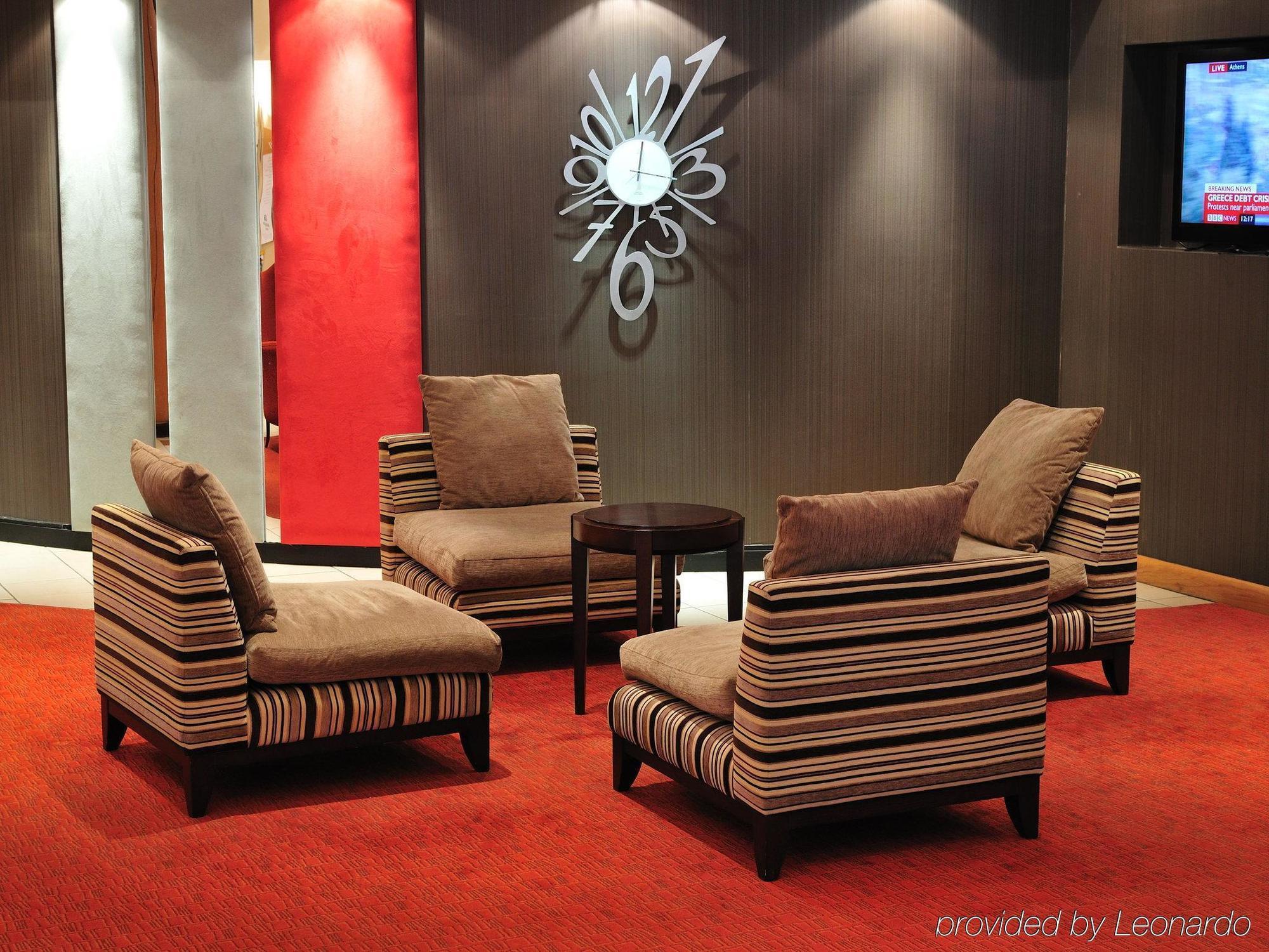 מלון Doubletree By Hilton ווקינג מראה פנימי תמונה