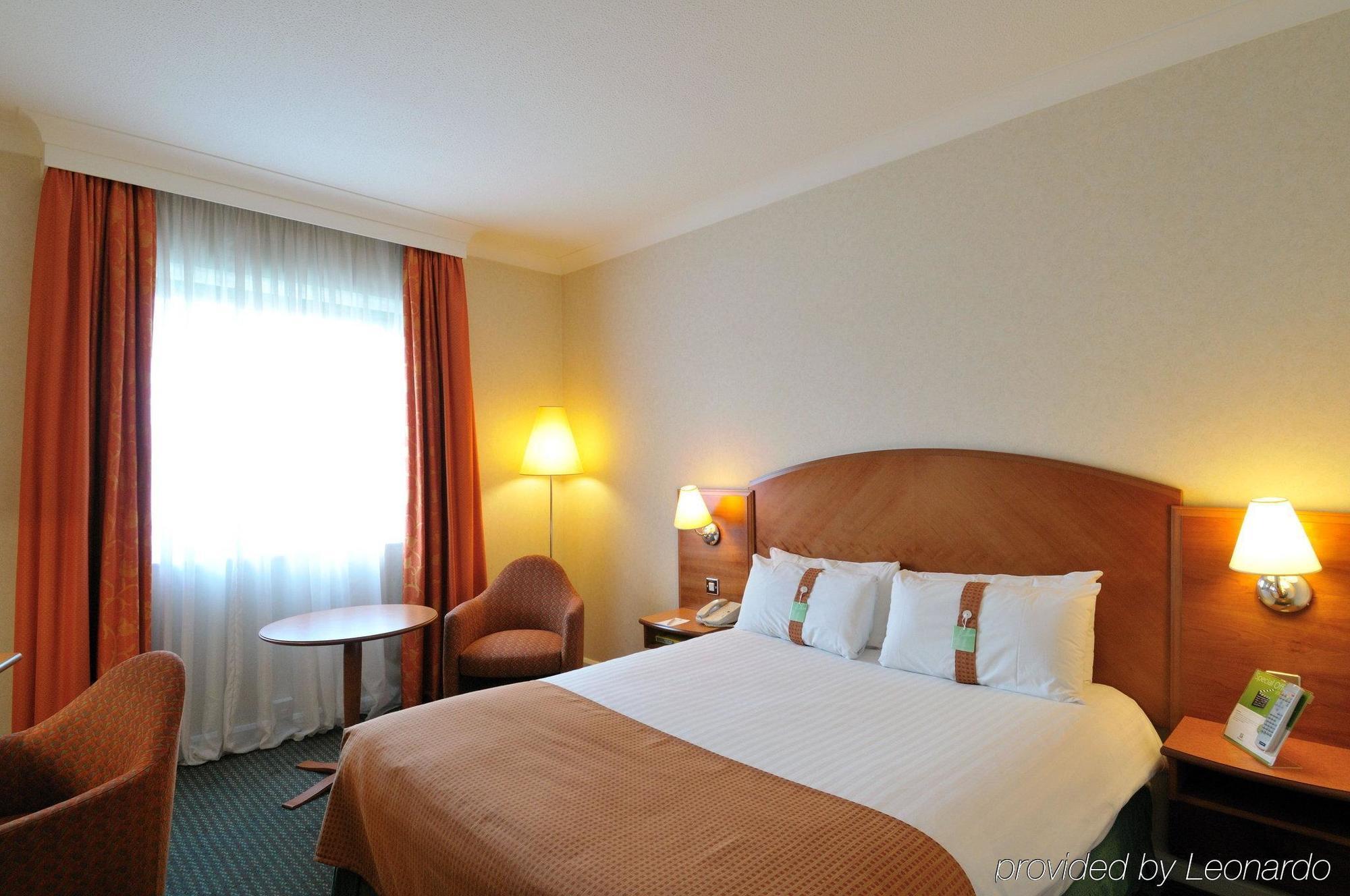 מלון Doubletree By Hilton ווקינג מראה חיצוני תמונה