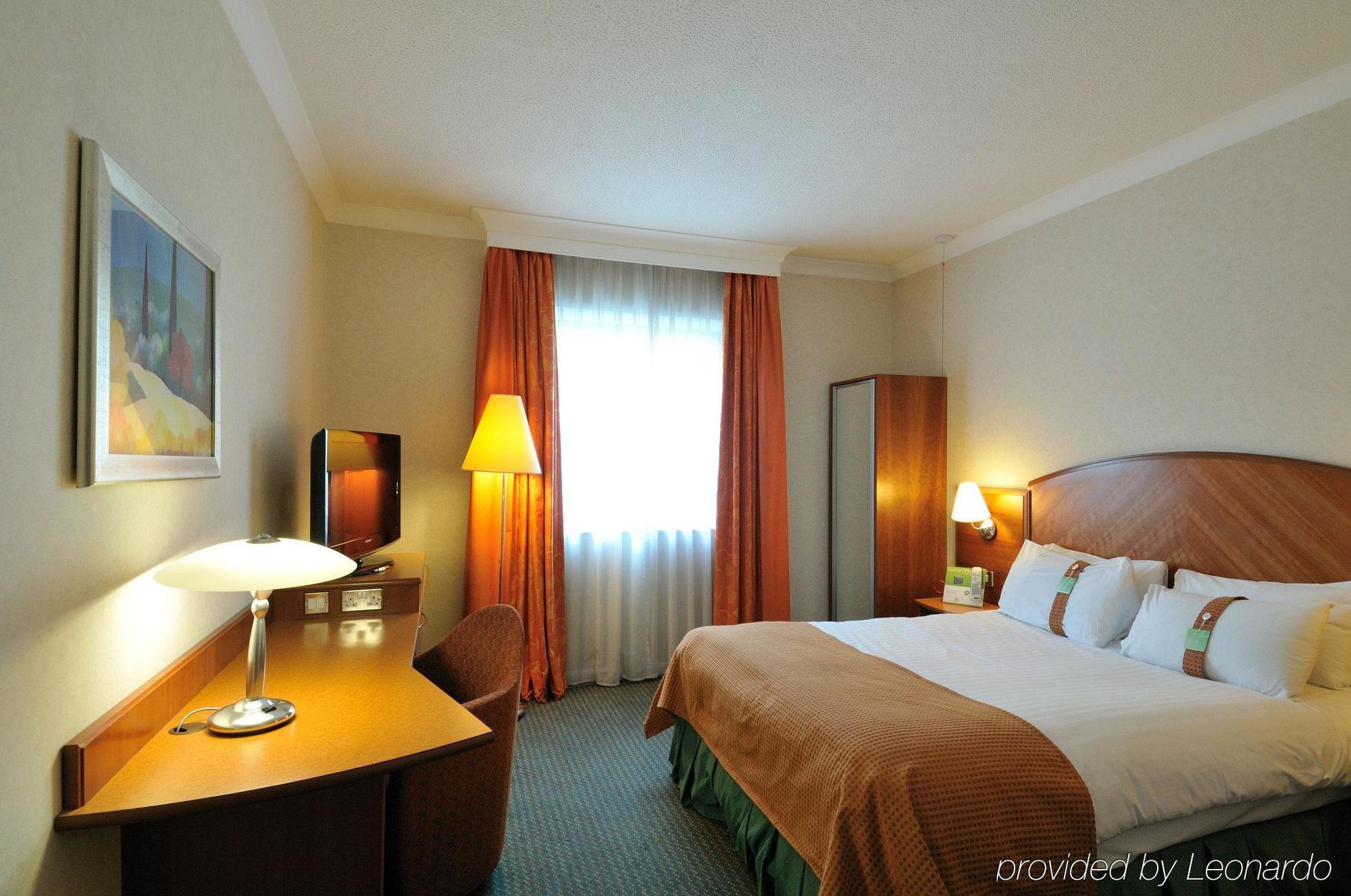 מלון Doubletree By Hilton ווקינג מראה חיצוני תמונה