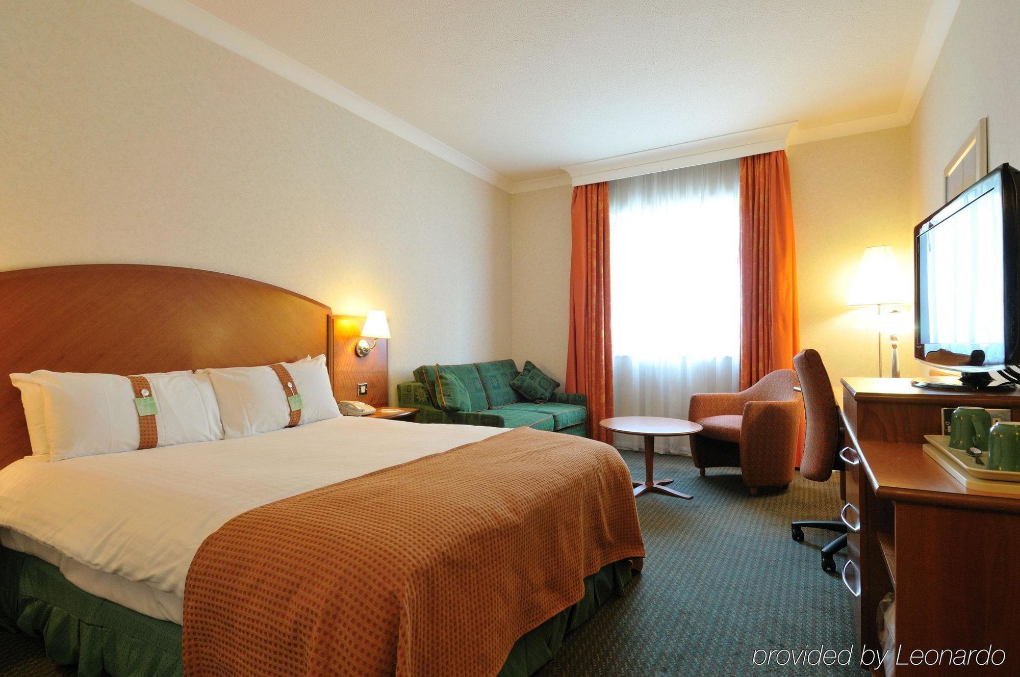 מלון Doubletree By Hilton ווקינג מראה חיצוני תמונה