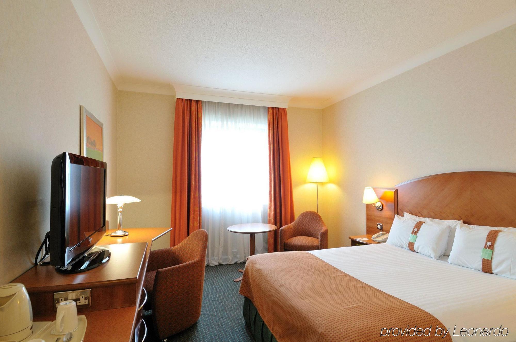 מלון Doubletree By Hilton ווקינג חדר תמונה