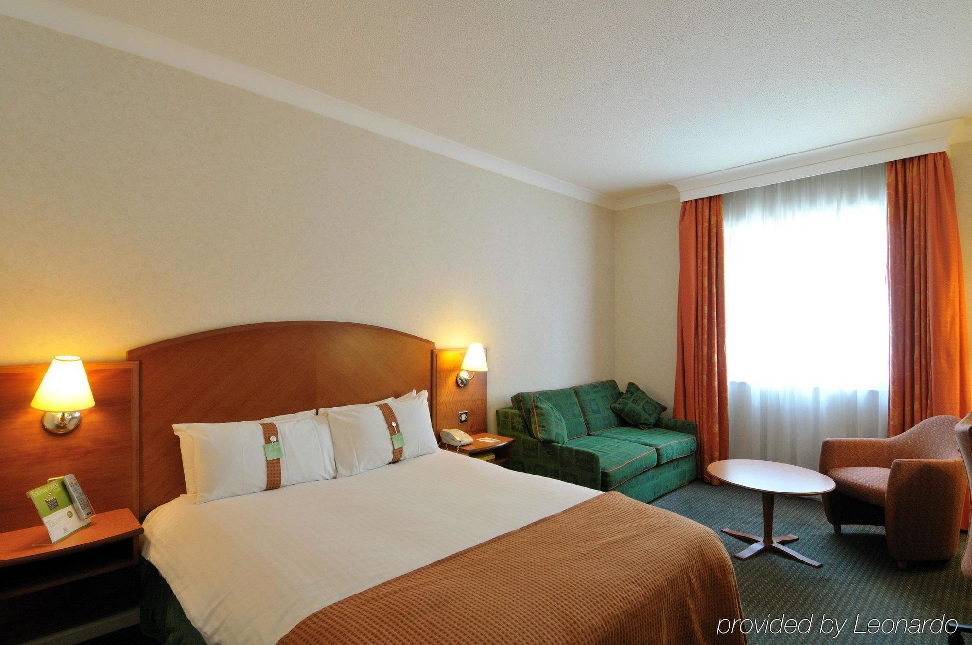מלון Doubletree By Hilton ווקינג מראה חיצוני תמונה