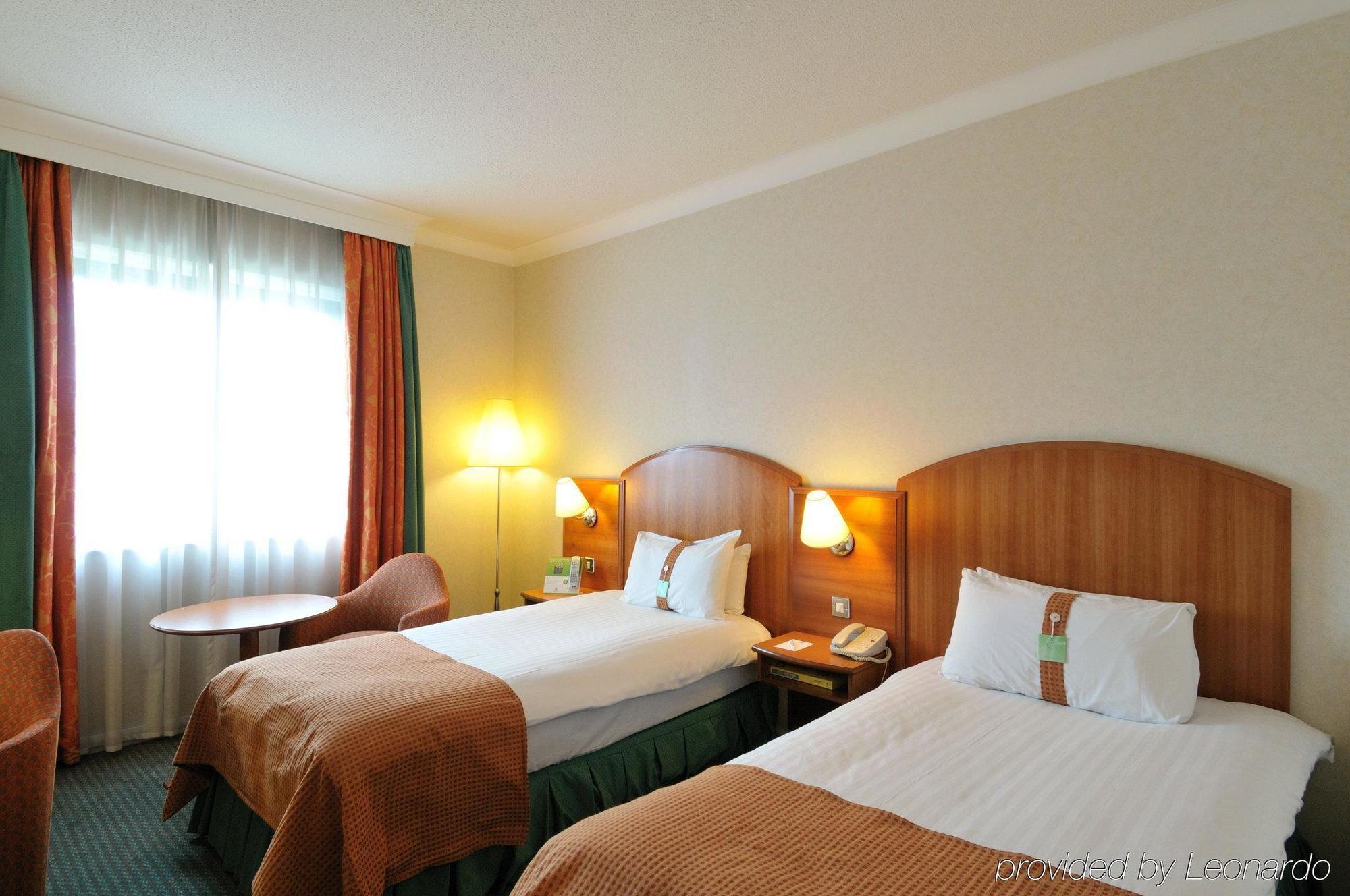 מלון Doubletree By Hilton ווקינג מראה חיצוני תמונה