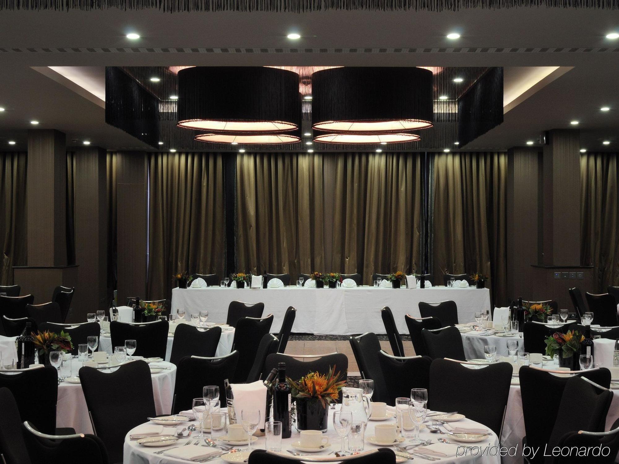 מלון Doubletree By Hilton ווקינג מראה חיצוני תמונה
